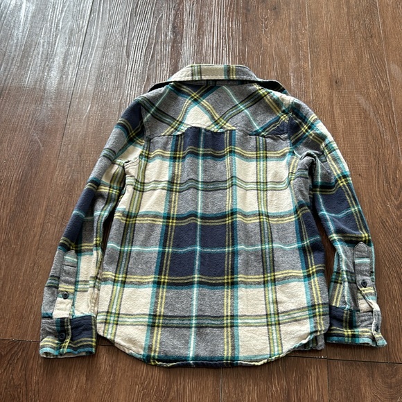 There about long sleeves shirt for boys age 8 - Picture 3 of 3